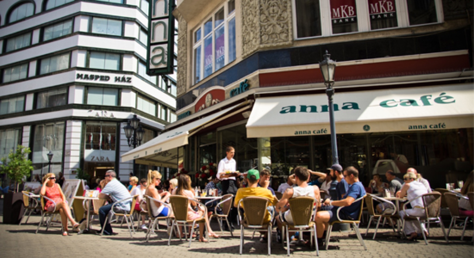 Vendégek az Anna Café teraszán a Váci utcában