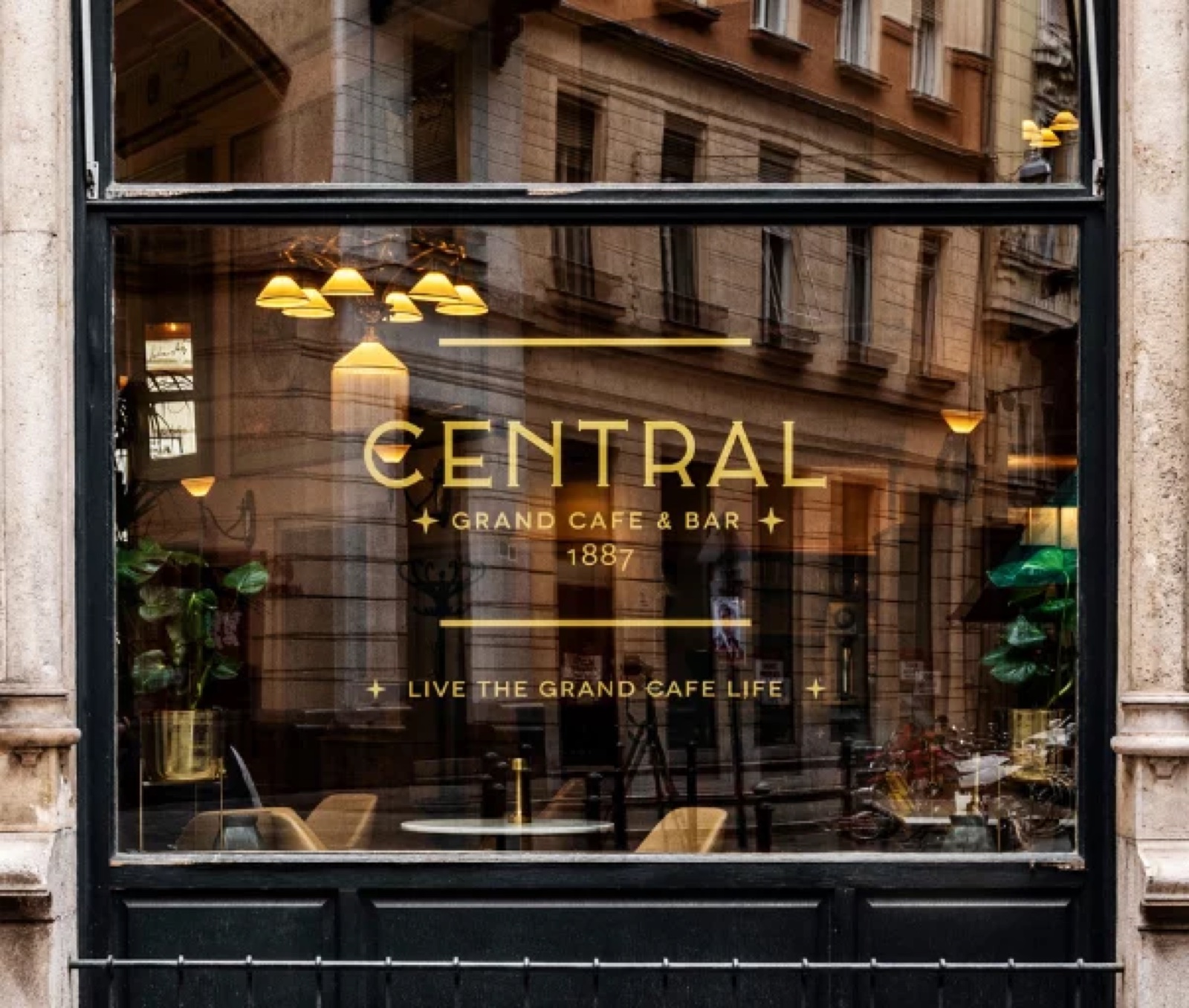 A Central Grand Café aranyszínű felirata a kávéház kirakatüvegén