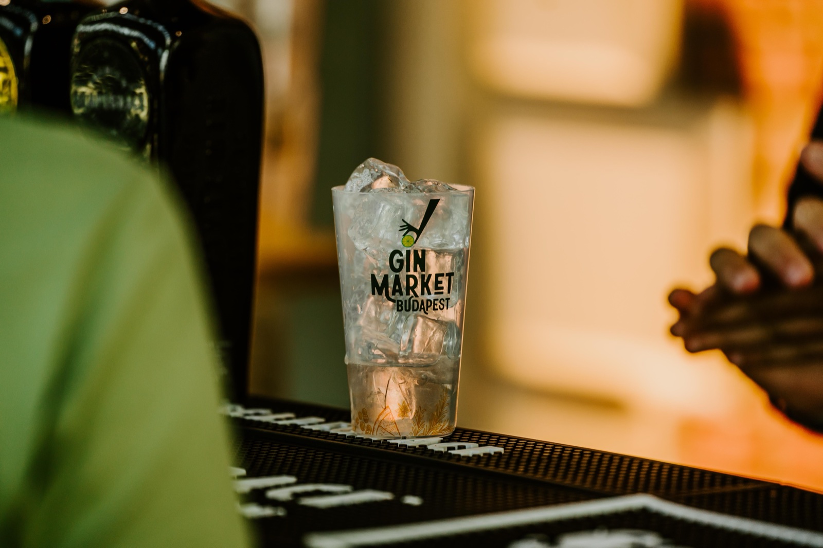 Jeges gin-tonik a Gin Market Budapest poharában a bárpulton
